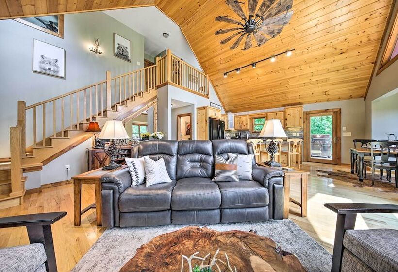 Spacious Murphy Chalet W/ Hot Tub: Mtn Views!