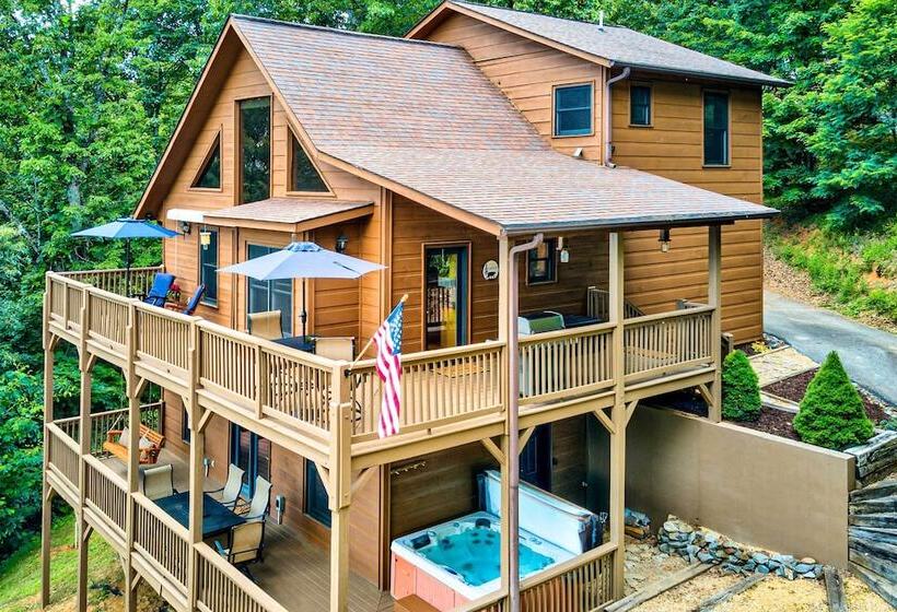 Spacious Murphy Chalet W/ Hot Tub: Mtn Views!