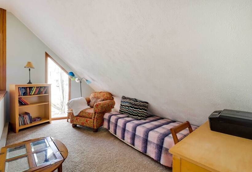 Spacious Pocono Lake House Near Skiing & Swimming!