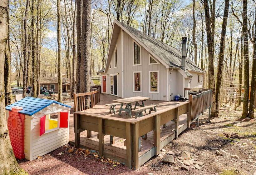 Spacious Pocono Lake House Near Skiing & Swimming!