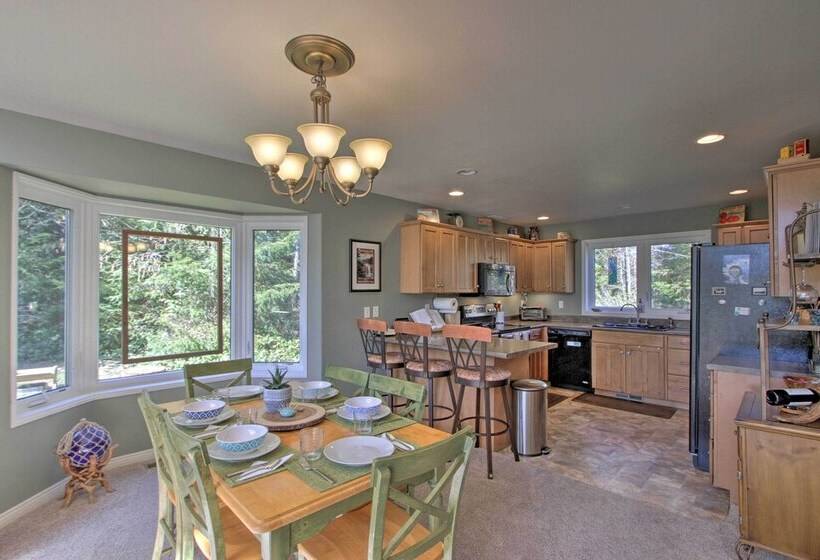 Spacious Port Angeles House W/ Hot Tub & Game Room