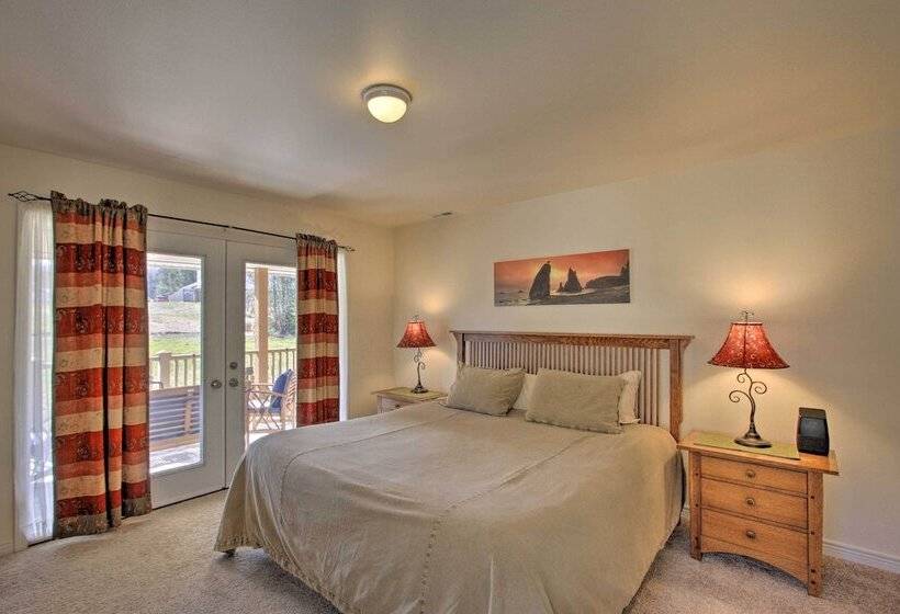 Spacious Port Angeles House W/ Hot Tub & Game Room