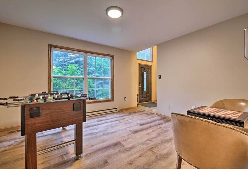 Spacious Tobyhanna Home W/ Lake Access & Fire Pit!