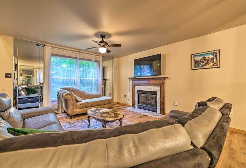 Spacious Tobyhanna Home W/ Lake Access & Fire Pit!