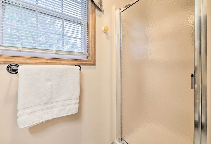 Spacious Tobyhanna Home W/ Lake Access & Fire Pit!