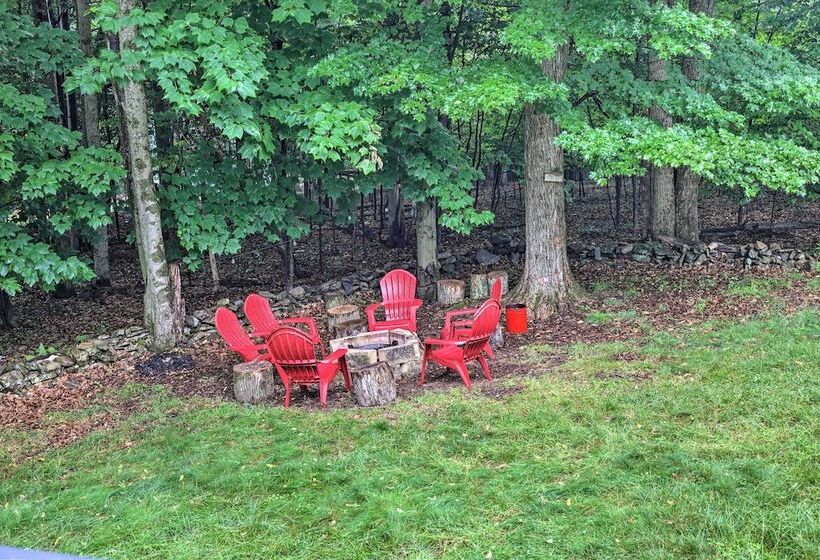 Spacious Tobyhanna Home W/ Lake Access & Fire Pit!