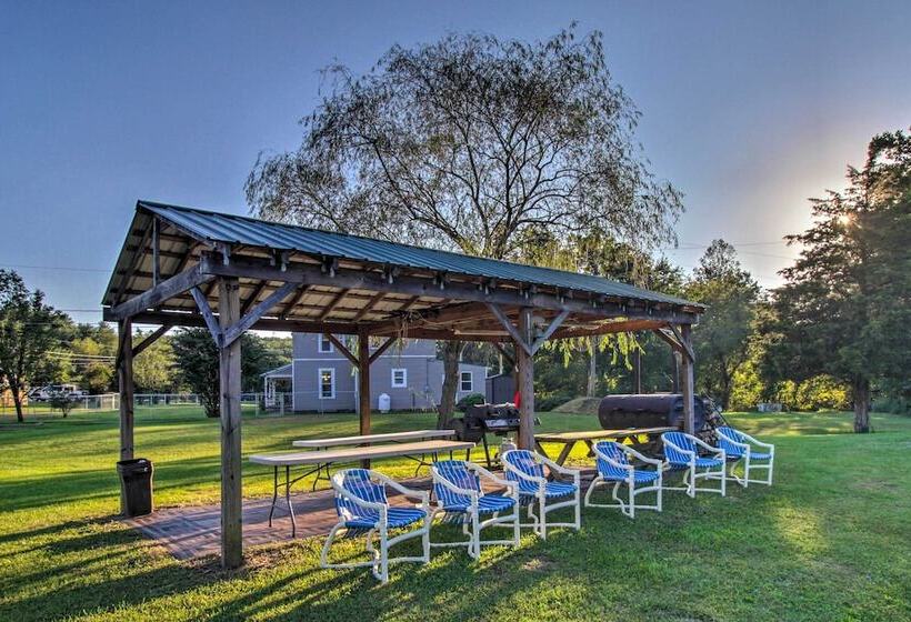 Spacious Virginia Retreat W/ Mountain Views