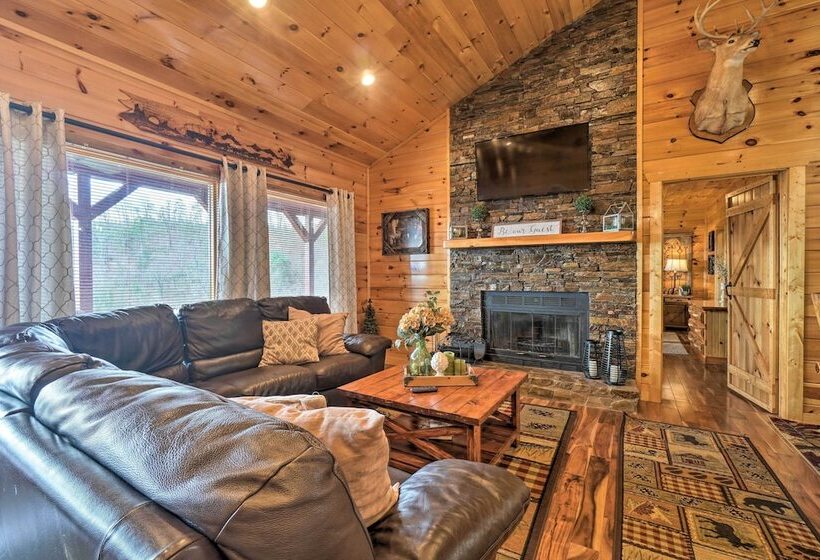 Sevierville Cabin W/ Outdoor Kitchen & Hot Tub!