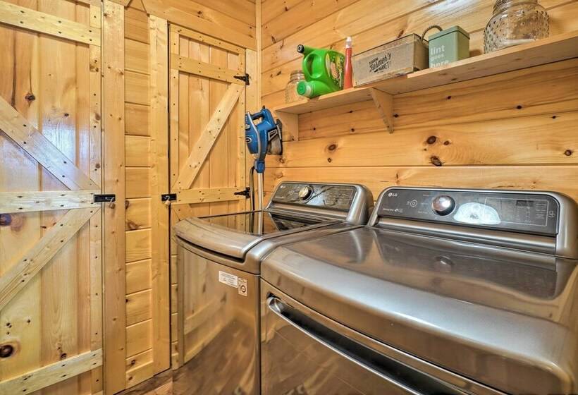Sevierville Cabin W/ Outdoor Kitchen & Hot Tub!