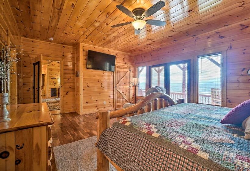Sevierville Cabin W/ Outdoor Kitchen & Hot Tub!