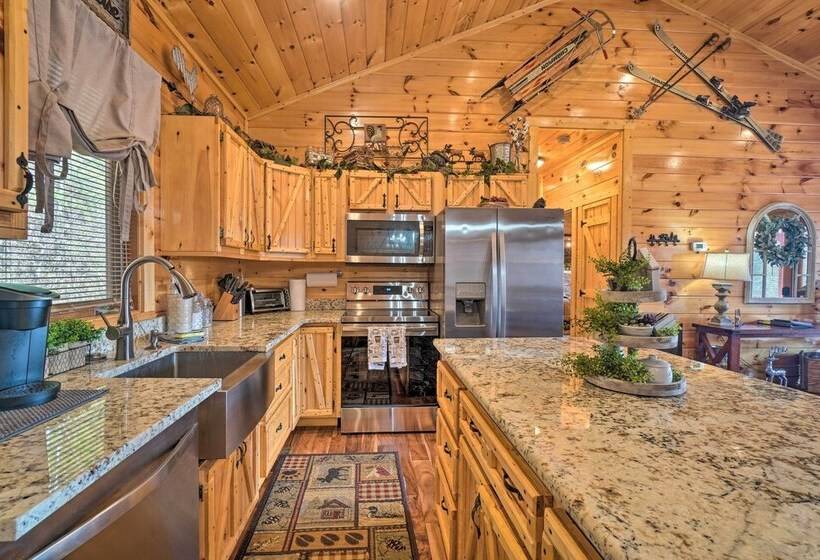 Sevierville Cabin W/ Outdoor Kitchen & Hot Tub!