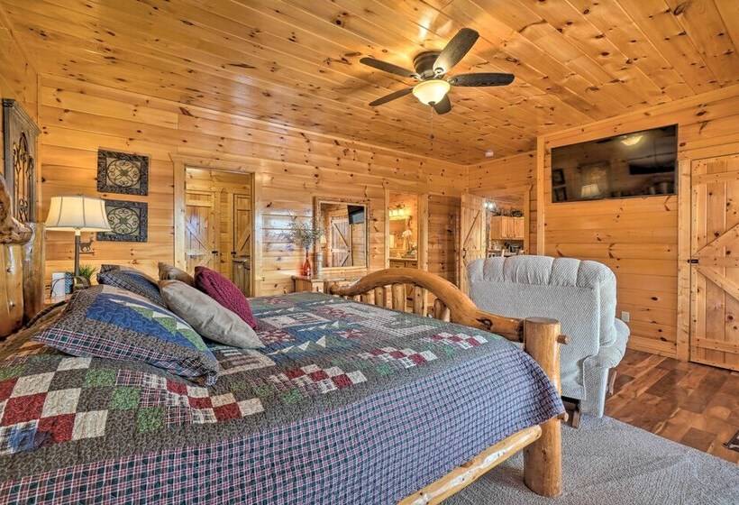 Sevierville Cabin W/ Outdoor Kitchen & Hot Tub!