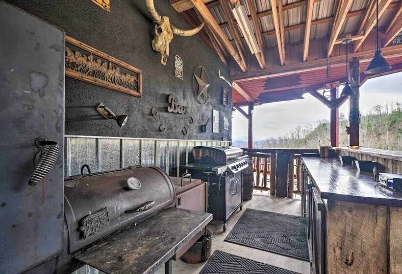 Sevierville Cabin W/ Outdoor Kitchen & Hot Tub!