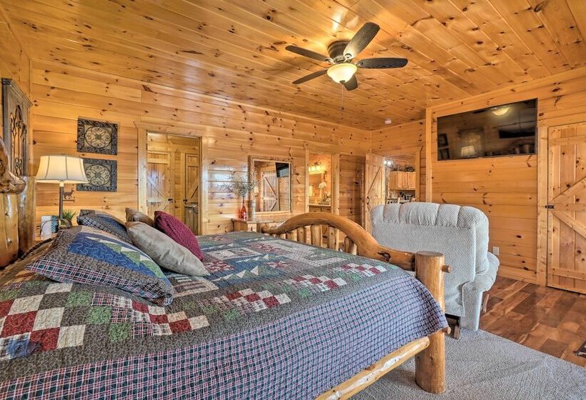 Sevierville Cabin W/ Outdoor Kitchen & Hot Tub!