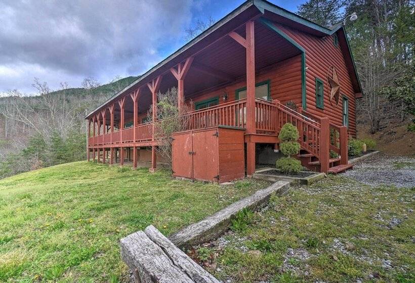 Sevierville Cabin W/ Outdoor Kitchen & Hot Tub!