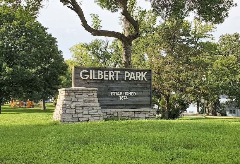 Dtwn Stunning Spirit Lake Escape   Walk To Shore!