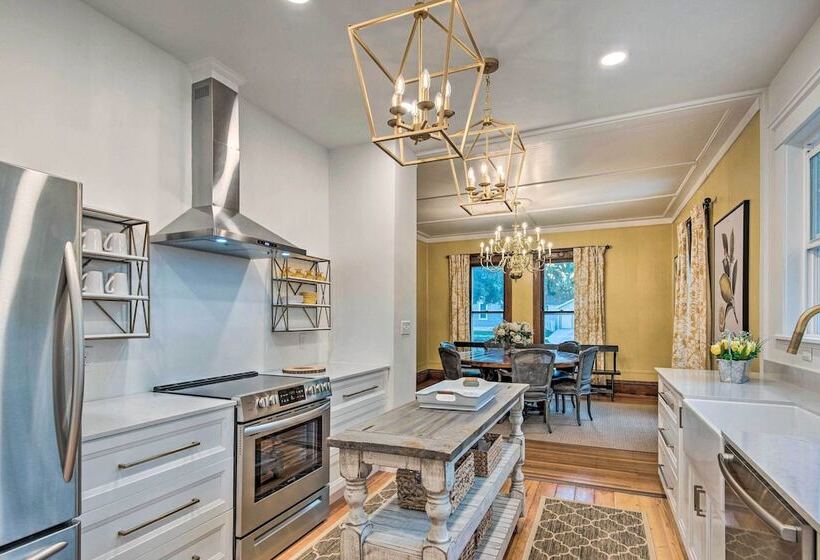 Dtwn Stunning Spirit Lake Escape   Walk To Shore!