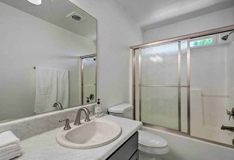 Sunny Grants Pass Home Near Parks & Breweries!