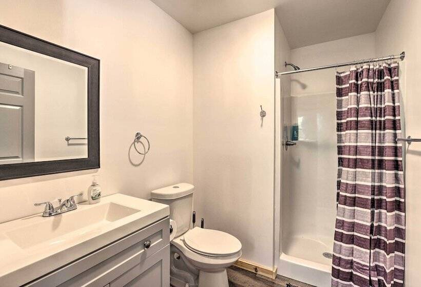 Tallassee Cabin W/ Forest Views Near Creek!