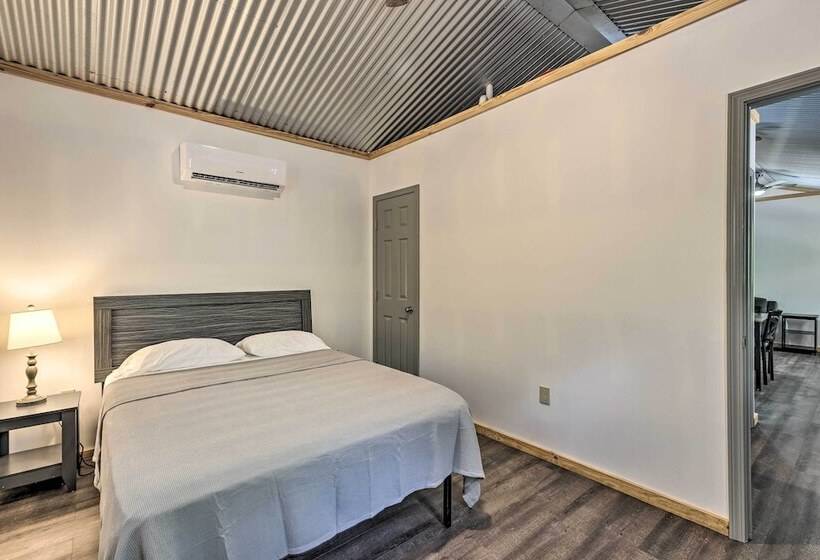 Tallassee Cabin W/ Forest Views Near Creek!