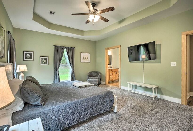 Tallassee Creekside Cabin W/ Forest Views!