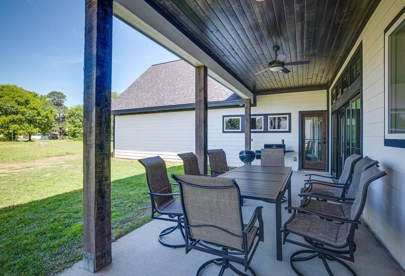 Livingston Retreat W/ Patio & Charcoal Grill