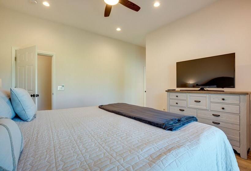 Livingston Retreat W/ Patio & Charcoal Grill