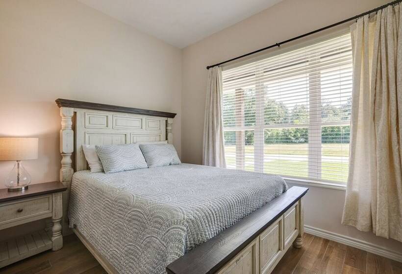 Livingston Retreat W/ Patio & Charcoal Grill