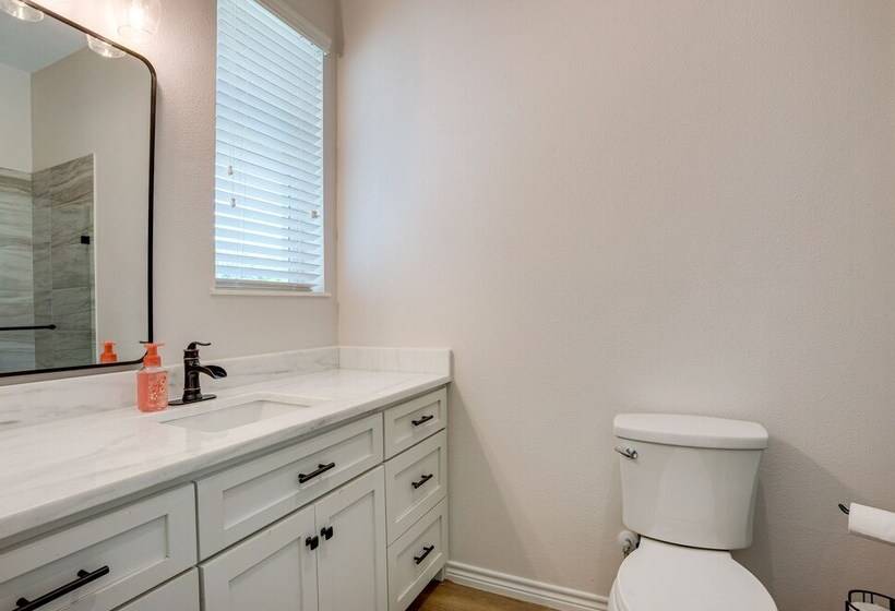 Livingston Retreat W/ Patio & Charcoal Grill