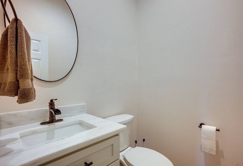 Livingston Retreat W/ Patio & Charcoal Grill