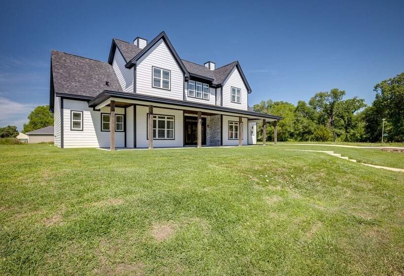 Livingston Retreat W/ Patio & Charcoal Grill