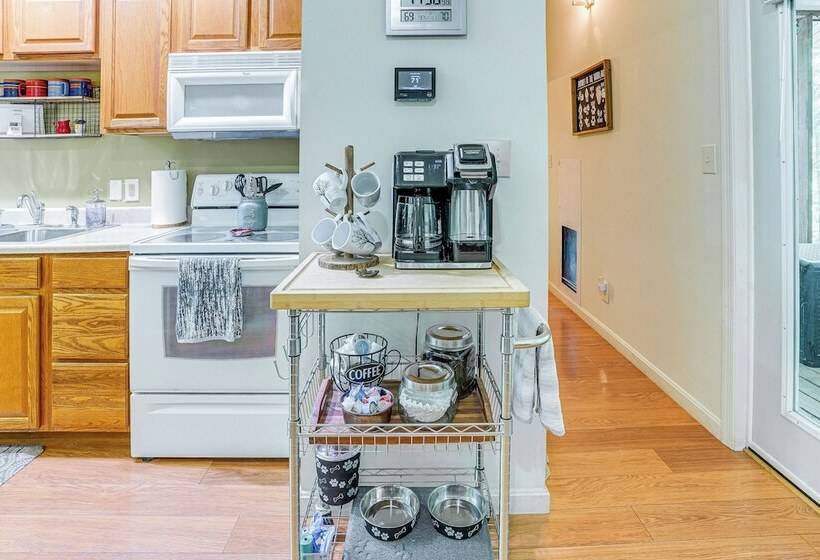 Cabin W/ Deck & Screened In Porch In New Market!