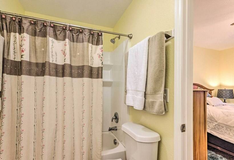 The Sunshine Cottage Hendersonville Rental!