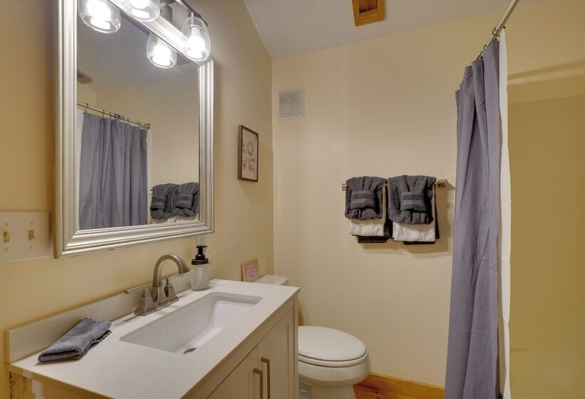 Townsend Cabin W/ Deck ~ 7 Mi To Nat L Park!