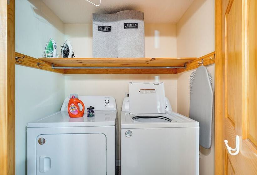 Townsend Cabin W/ Deck ~ 7 Mi To Nat L Park!