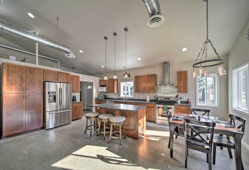 Unique Country Farmhouse Near Lake Roosevelt