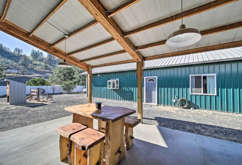 Unique Country Farmhouse Near Lake Roosevelt