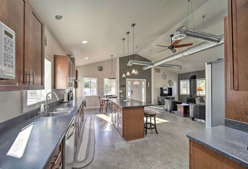 Unique Country Farmhouse Near Lake Roosevelt