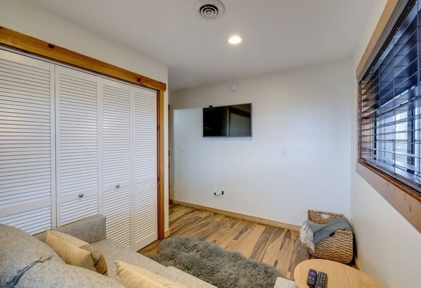 Upscale Gatlinburg Cabin: Deck, Fire Pit & Hot Tub