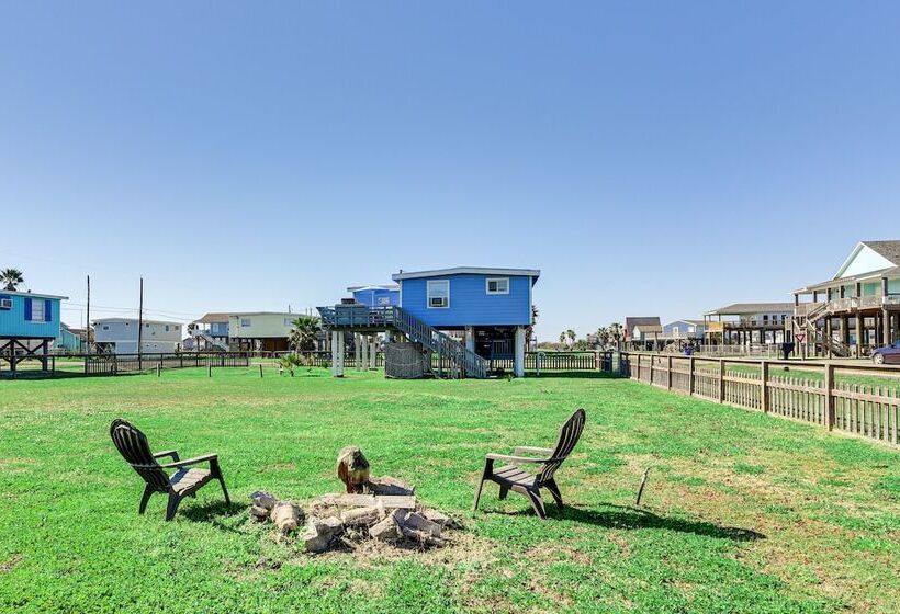 Beach House In Freeport ~ 1 Mi To Surfside Beach!