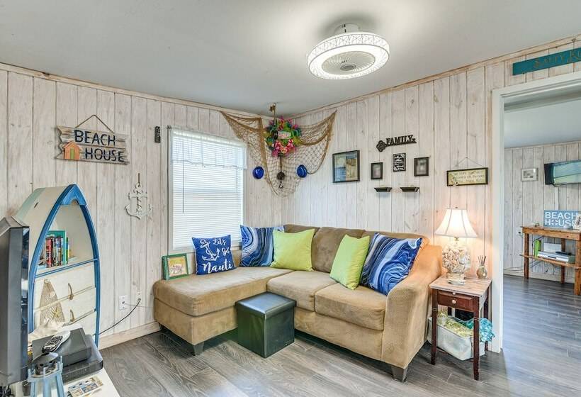 Beach House In Freeport ~ 1 Mi To Surfside Beach!