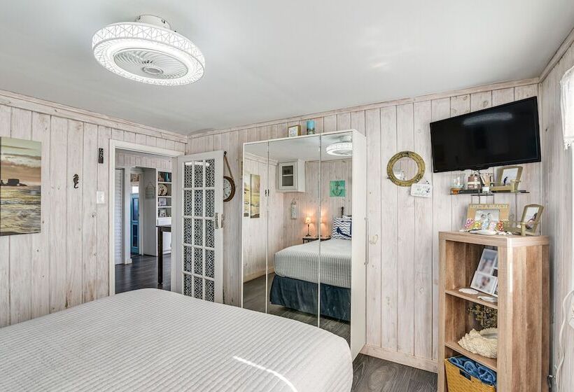 Beach House In Freeport ~ 1 Mi To Surfside Beach!