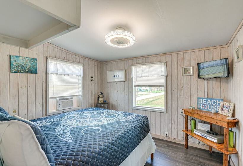 Beach House In Freeport ~ 1 Mi To Surfside Beach!