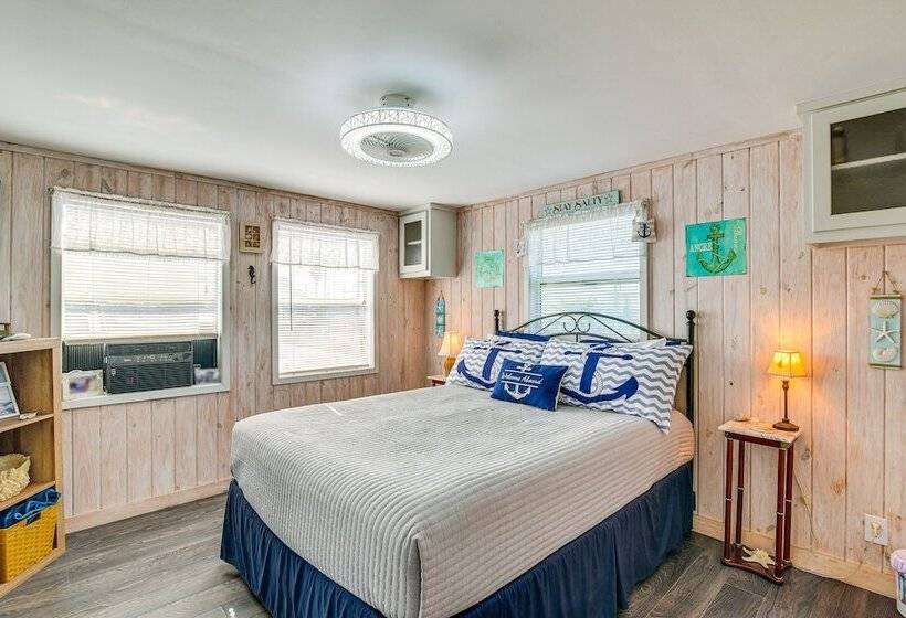 Beach House In Freeport ~ 1 Mi To Surfside Beach!