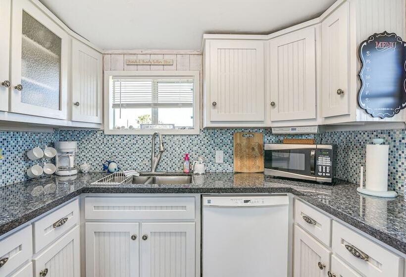 Beach House In Freeport ~ 1 Mi To Surfside Beach!