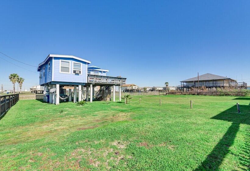 Beach House In Freeport ~ 1 Mi To Surfside Beach!