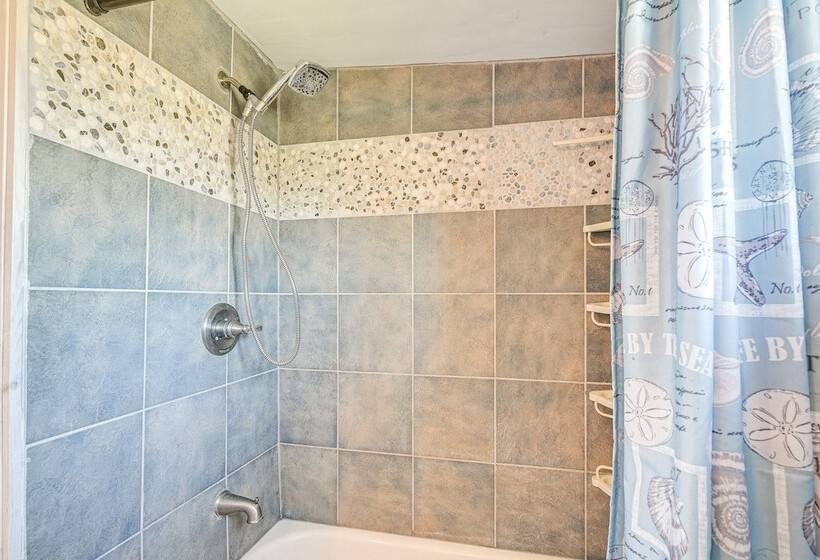 Beach House In Freeport ~ 1 Mi To Surfside Beach!