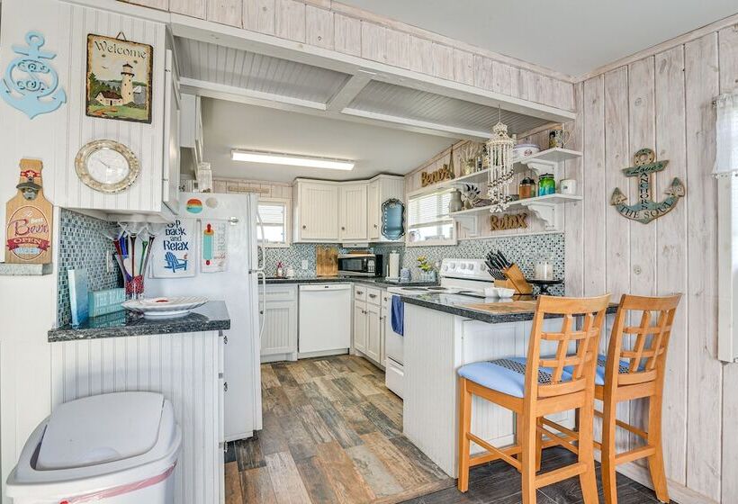 Beach House In Freeport ~ 1 Mi To Surfside Beach!