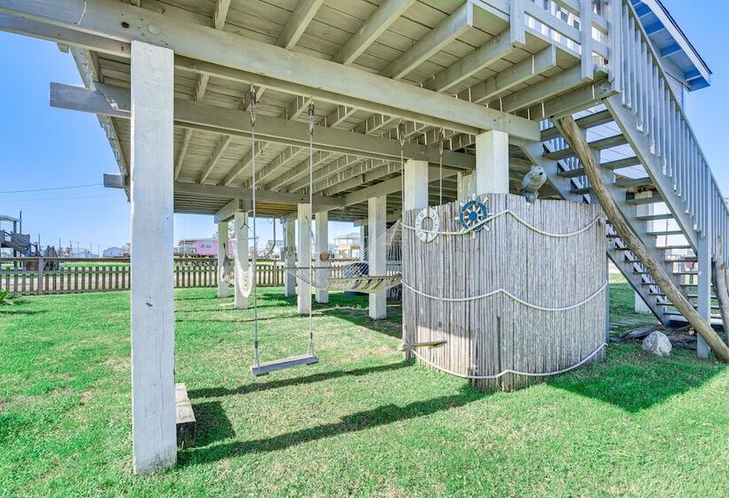 Beach House In Freeport ~ 1 Mi To Surfside Beach!