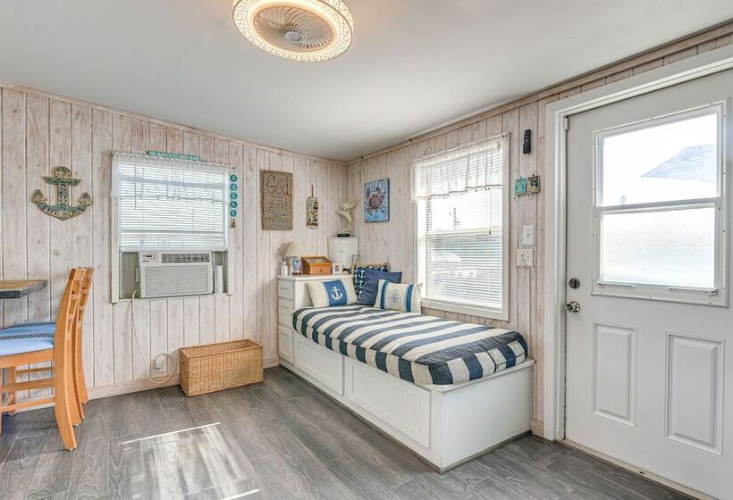 Beach House In Freeport ~ 1 Mi To Surfside Beach!